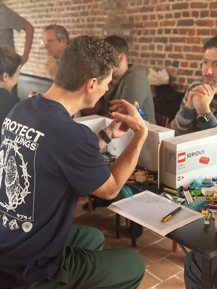 Deelnemer verwoordt zijn visie met een LEGO-model